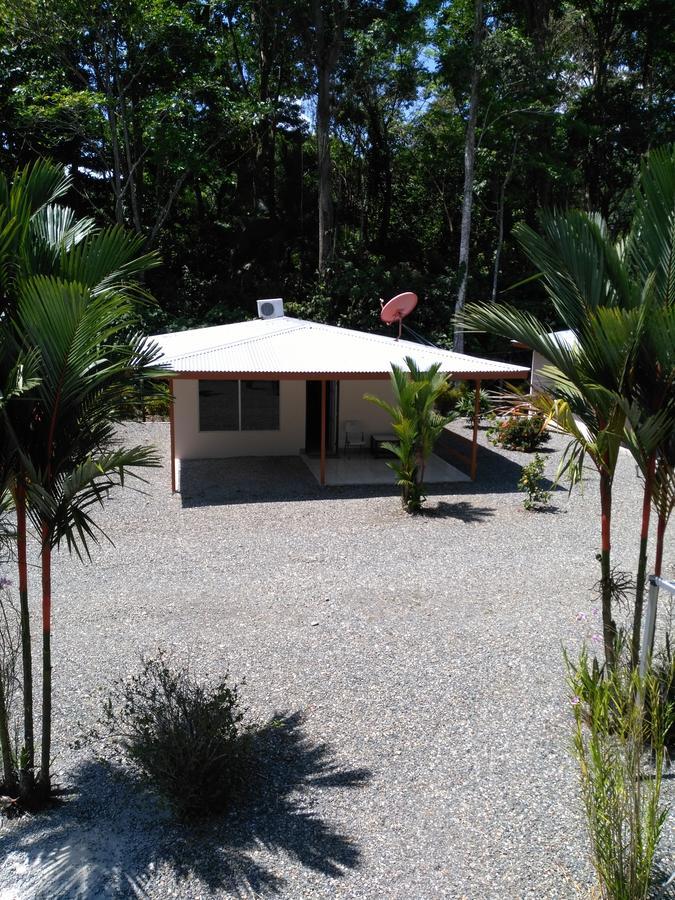 Puerto Vargas Lodge Cahuita Exterior photo